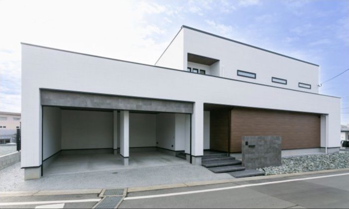 昭和建設施工事例の白い外観とビルトインガレージ