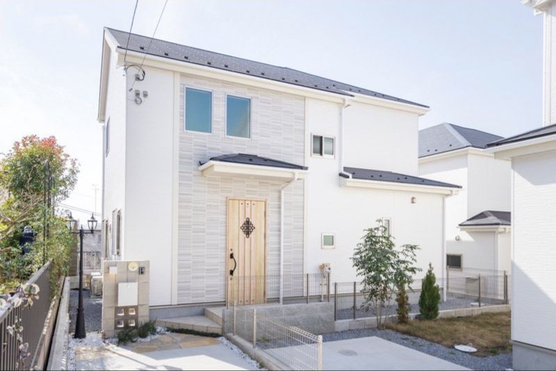 東栄住宅ブルーミングガーデンの明るい外観