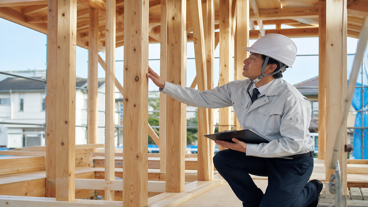 木造住宅の施工状況を確認する現場監督