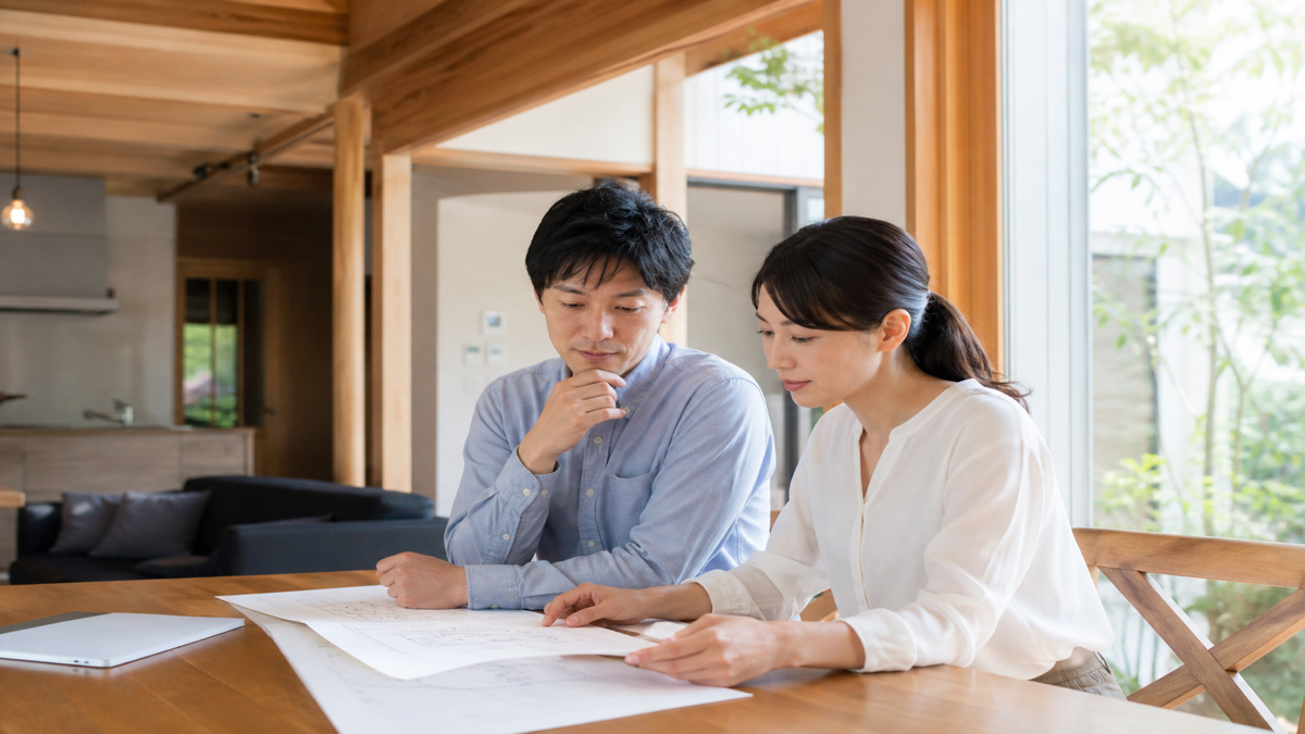 木の家で建築見積もりを確認する夫婦