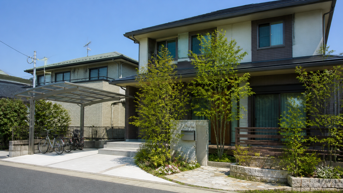 庭と自転車置き場のある実用的な住宅