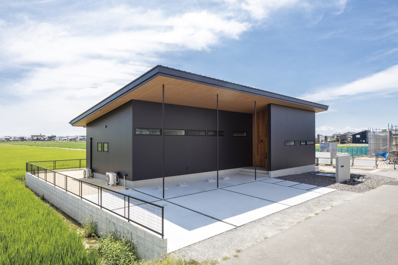 アールギャラリーが施工した大屋根の平屋外観