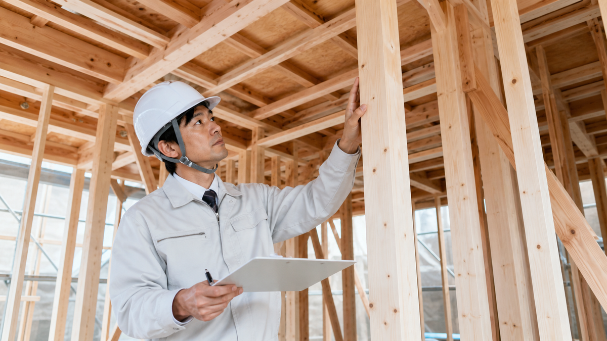 木造住宅の構造を確認する施工担当者のイメージ