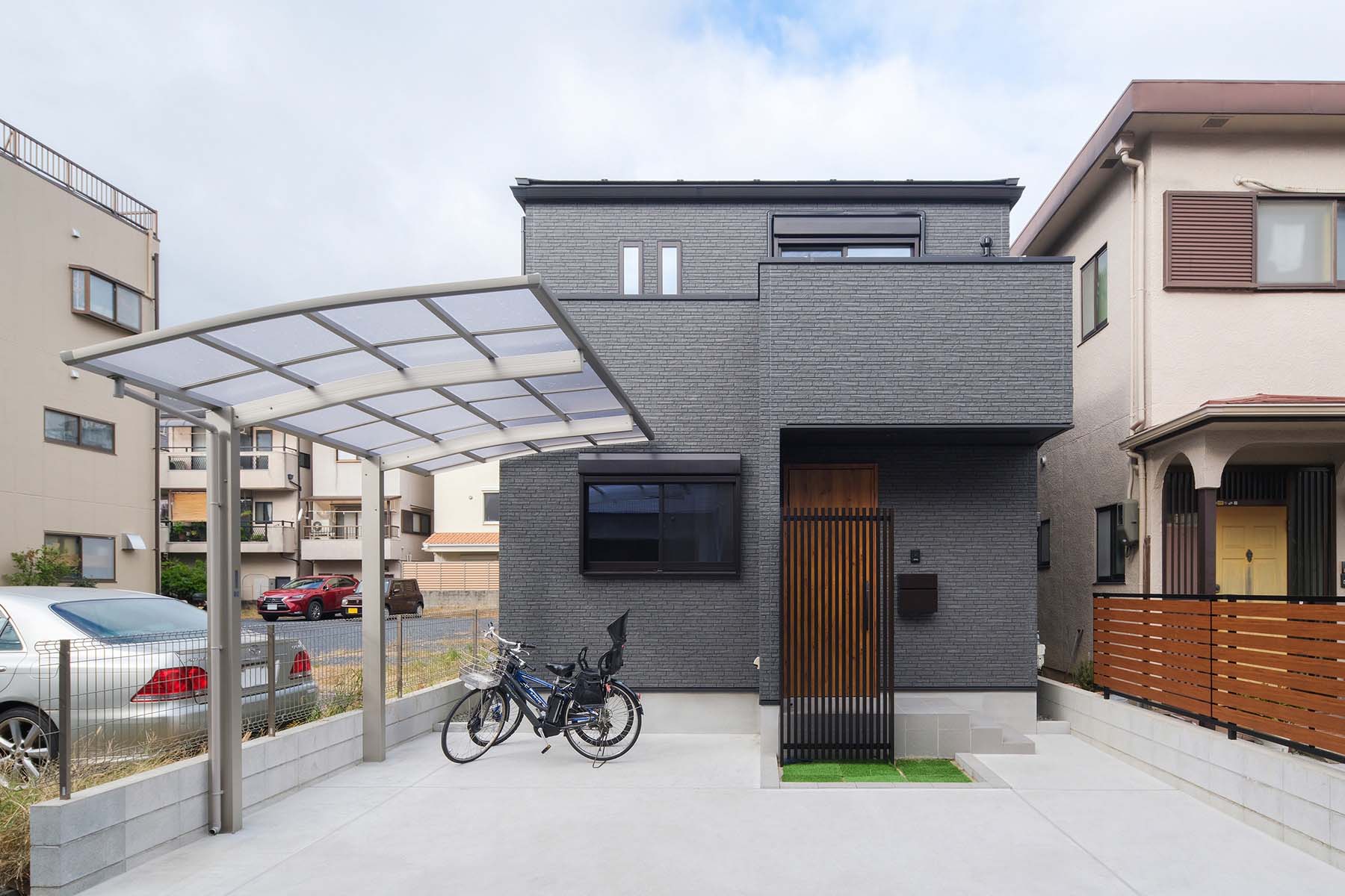 オープンハウス・アーキテクトが施工したグレーの二階建て住宅