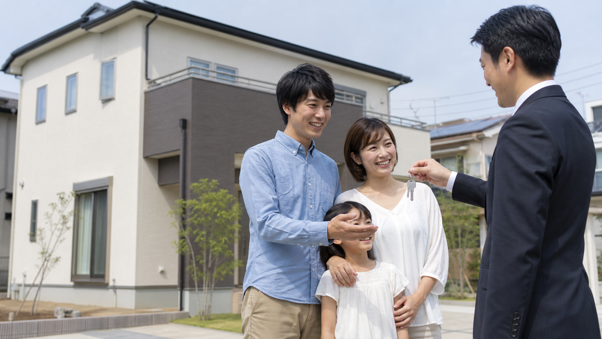 新築住宅の鍵を受け取る家族のイメージ