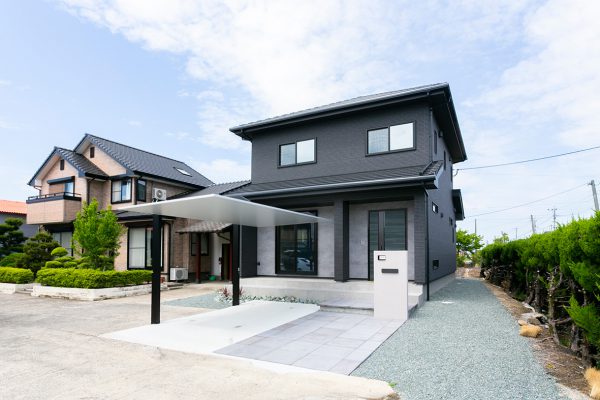 昭和建設が施工した黒い外壁の二階建て住宅
