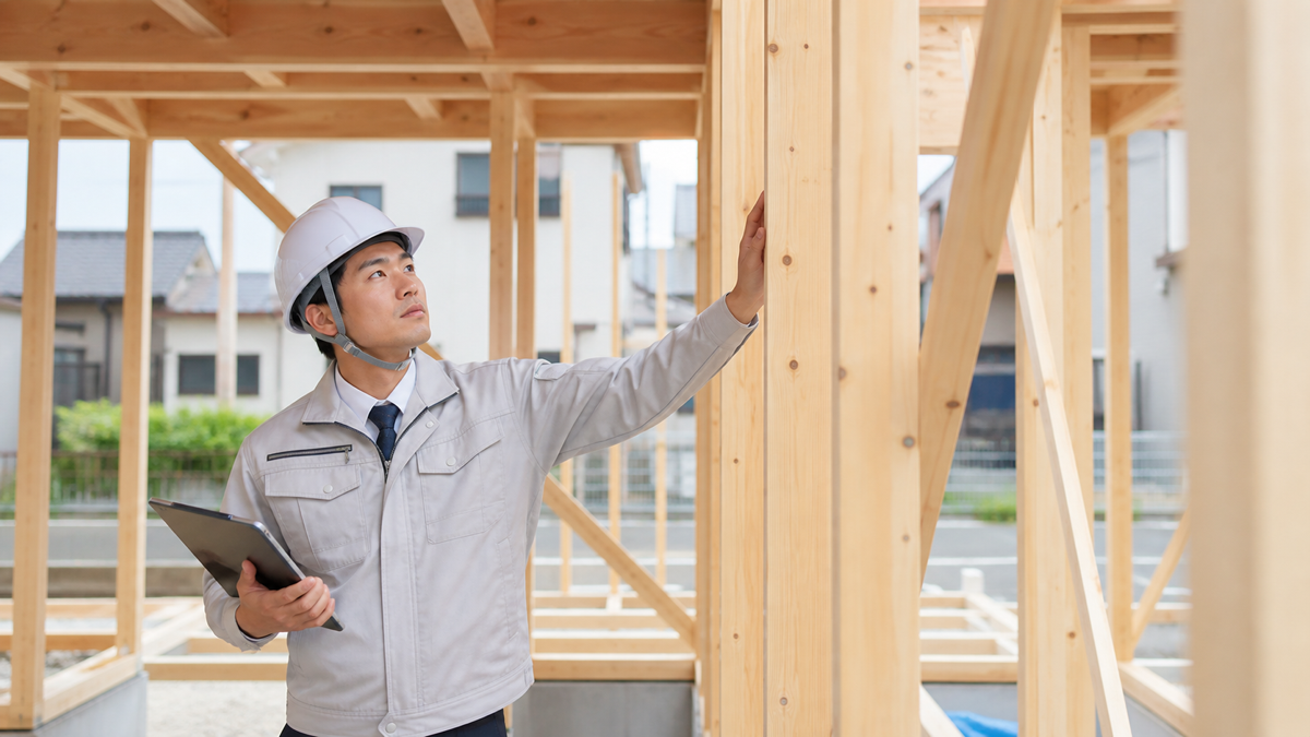 木造住宅の工事現場を確認する担当者のイメージ