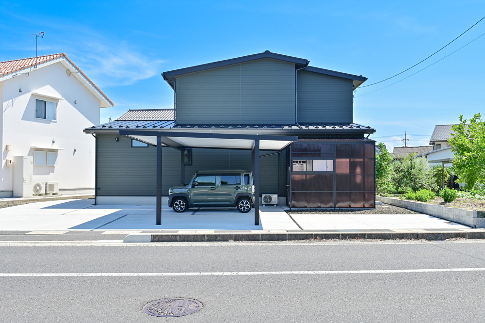 アイフルホーム加盟店が施工したダークグリーン外壁の住宅