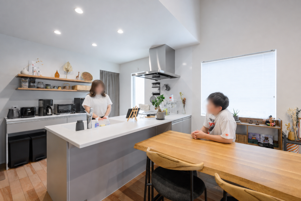 アート建工の注文住宅の明るい内観