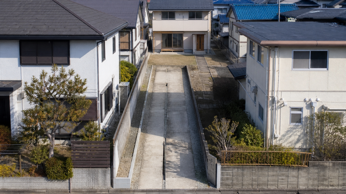 細い通路の奥に住宅が建つ旗竿地のイメージ画像