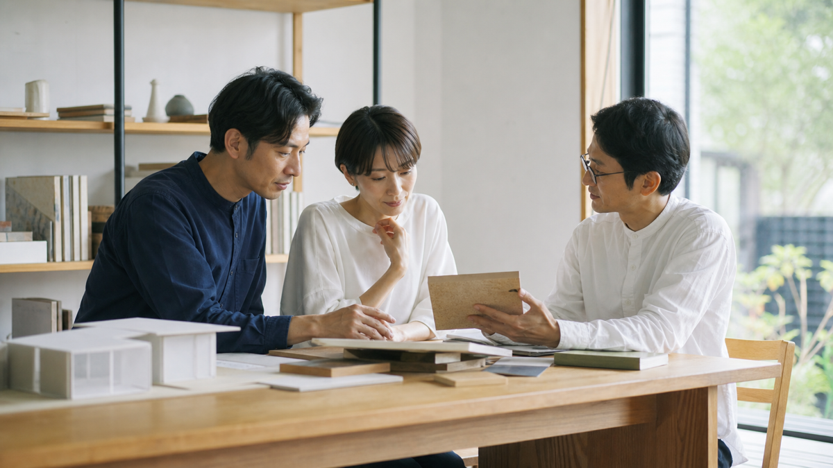 設計者と素材を確認する家づくりのイメージ