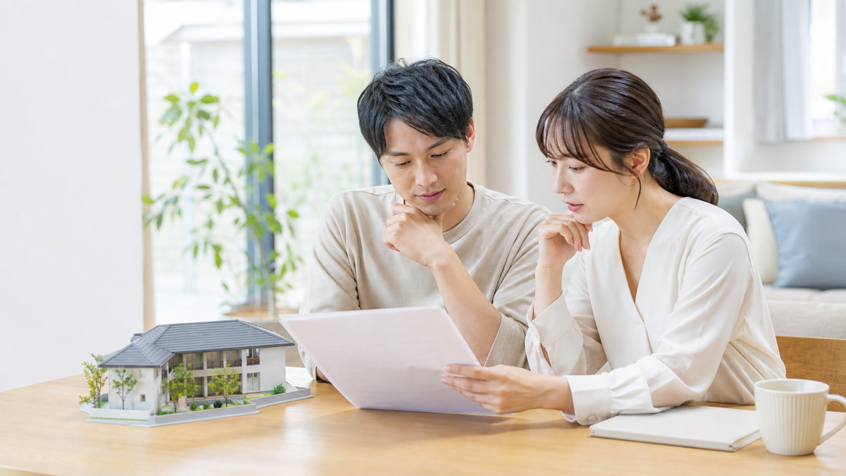 住宅見積もりを確認する夫婦のイメージ