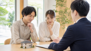 不動産会社で戸建て購入を相談する夫婦