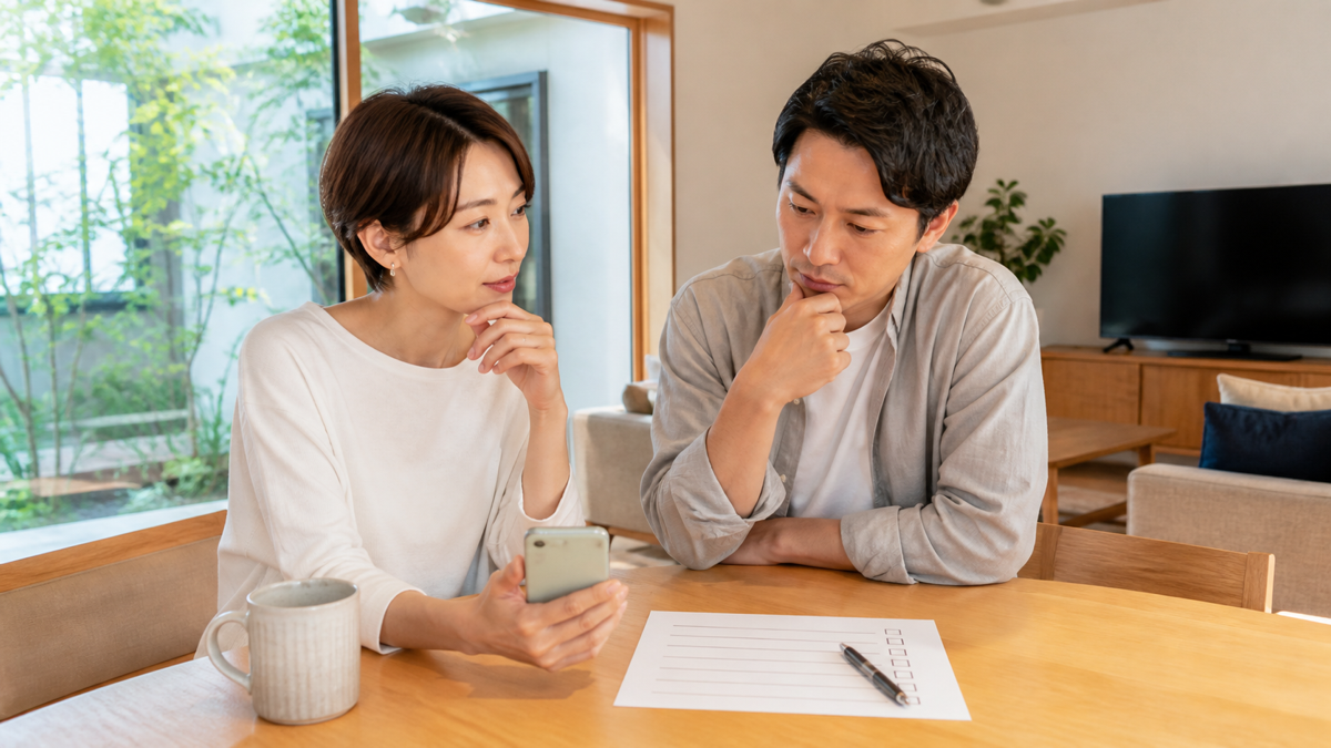 東宝ホームの口コミを確認する夫婦