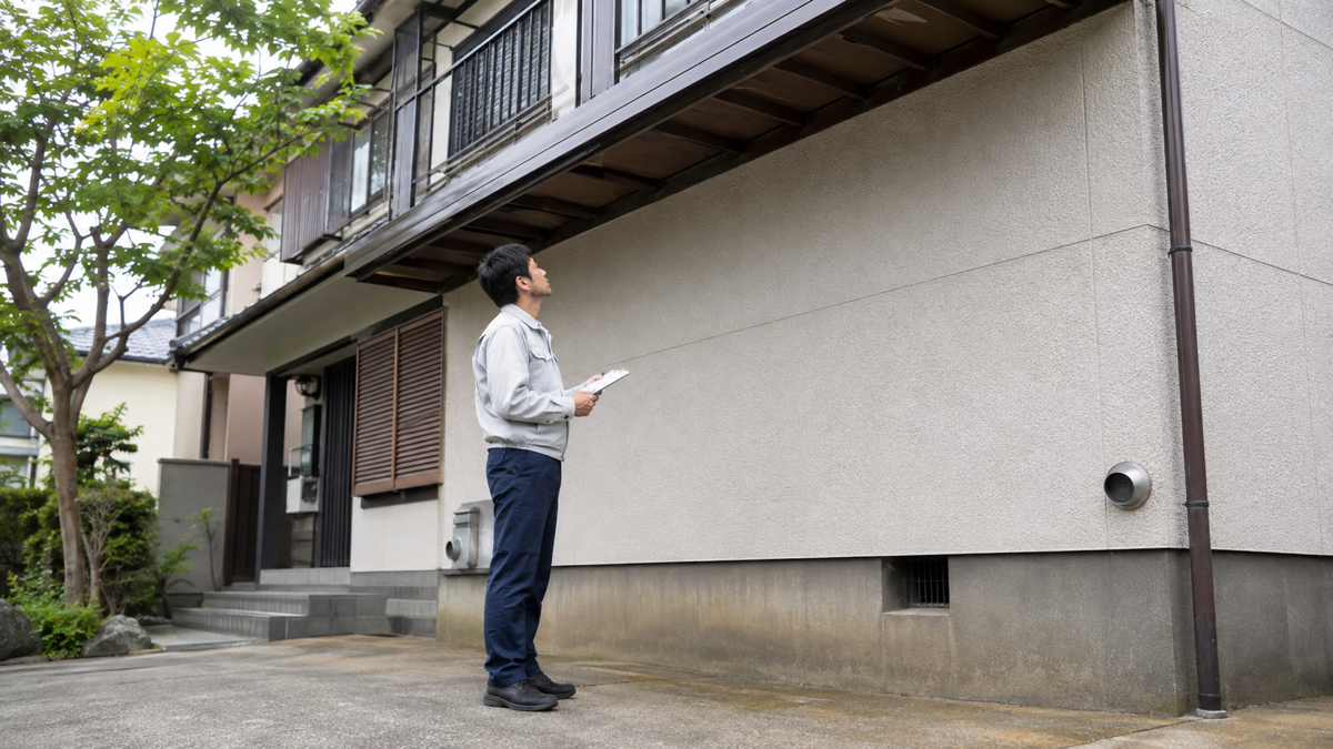 バルコニーの設置場所を確認する施工担当者のイメージ