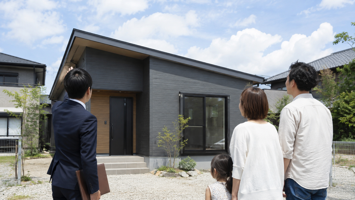 大和ハウスの規格住宅価格を検討する家族のイメージ