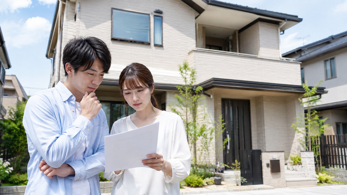 新築戸建てを確認する夫婦のイメージ