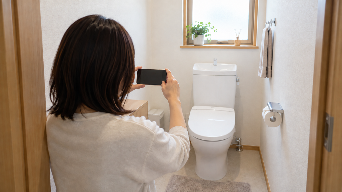 見積もりのためにトイレを撮影するイメージ