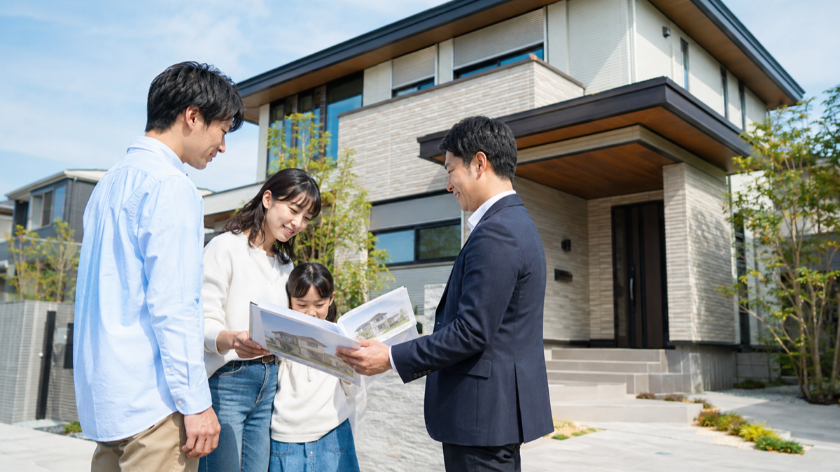 耐震性を比較して住宅会社を選ぶ家族のイメージ