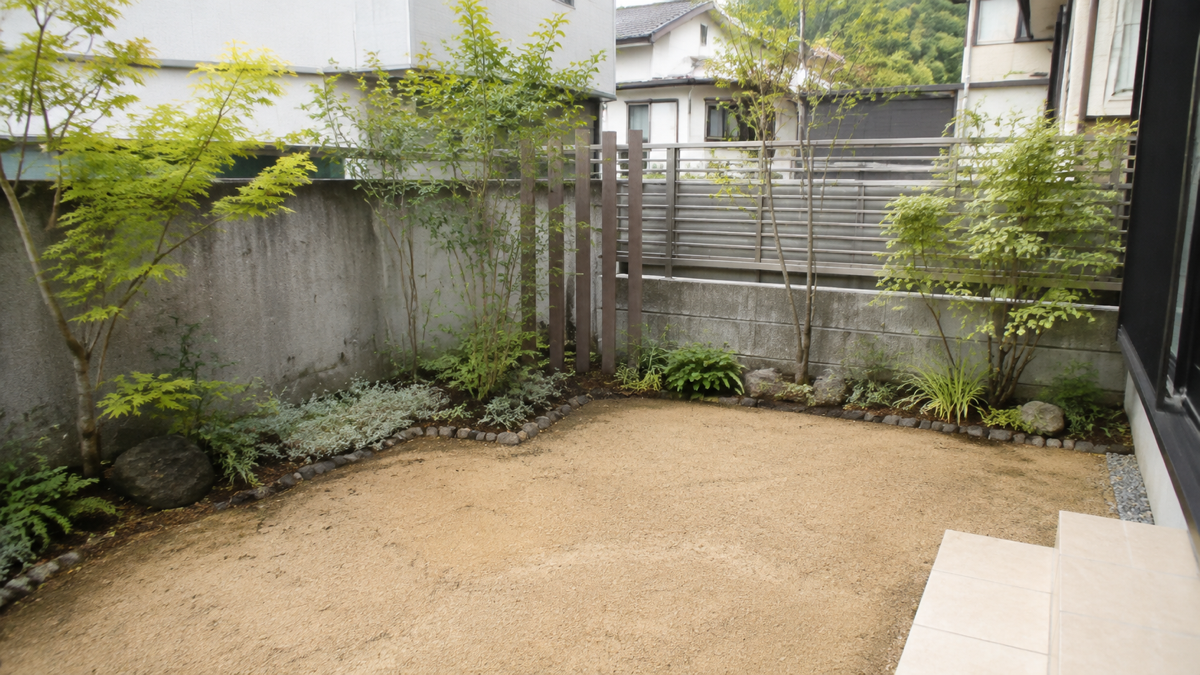 雑草対策を考える住宅の庭のイメージ