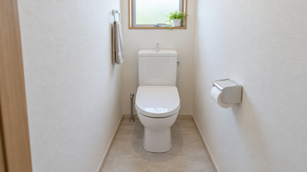 標準的なタンク式トイレを検討する様子